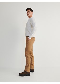 Reserved - Spodnie chino slim fit - brązowy ze sklepu Reserved w kategorii Spodnie męskie - zdjęcie 171371499