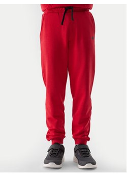 4F Spodnie dresowe 4FJWSS24TTROM591 Czerwony Regular Fit ze sklepu MODIVO w kategorii Spodnie chłopięce - zdjęcie 171376825