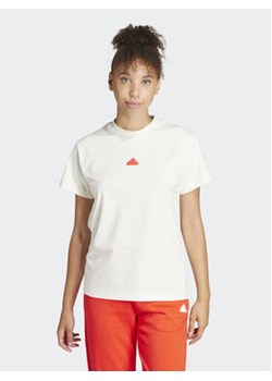 adidas T-Shirt Embroidered IS4287 Biały Regular Fit ze sklepu MODIVO w kategorii Bluzki damskie - zdjęcie 171377176