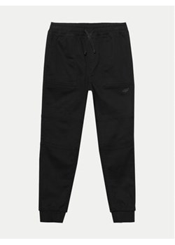 4F Spodnie dresowe 4FJWSS24TTROM588 Czarny Regular Fit ze sklepu MODIVO w kategorii Spodnie chłopięce - zdjęcie 171377215