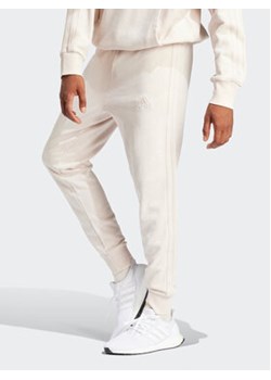adidas Spodnie dresowe ALL SZN 3-Stripes IR5201 Różowy Regular Fit ze sklepu MODIVO w kategorii Spodnie męskie - zdjęcie 171377246