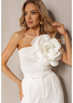 Biały Top Ozdobiony Dużym Naszytym Kwiatem z Asymetrycznym Dekoltem Dedria ze sklepu Renee odzież w kategorii Bluzki damskie - zdjęcie 171396237
