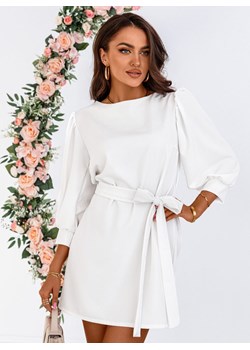 Biała trapezowa sukienka z wiązaniem w talii Carines - biały ze sklepu pakuten.pl w kategorii Sukienki - zdjęcie 171401715