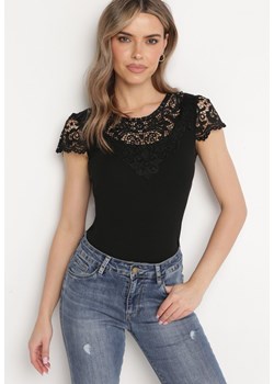 Czarny Prążkowany T-shirt z Koronkową Wstawką Glilama ze sklepu Born2be Odzież w kategorii Bluzki damskie - zdjęcie 171437079