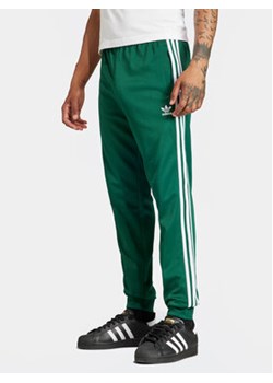 adidas Spodnie dresowe adicolor Classics SST IR9886 Zielony Slim Fit ze sklepu MODIVO w kategorii Spodnie męskie - zdjęcie 171442337