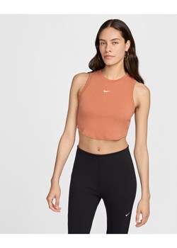 Damska przylegająca koszulka bez rękawów w drobny prążek o skróconym kroju Nike Sportswear Chill Knit - Brązowy ze sklepu Nike poland w kategorii Bluzki damskie - zdjęcie 171447585