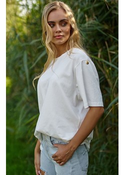 Klasyczny t-shirt damski śmietankowy M826, Kolor śmietankowy, Rozmiar one size, Makadamia ze sklepu Primodo w kategorii Bluzki damskie - zdjęcie 171450245