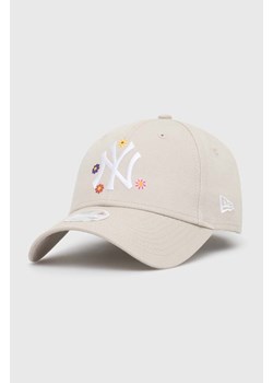 New Era czapka z daszkiem bawełniana kolor beżowy z aplikacją NEW YORK YANKEES ze sklepu PRM w kategorii Czapki z daszkiem damskie - zdjęcie 171450619