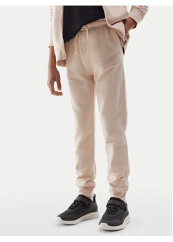 4F Spodnie dresowe 4FJWSS24TTROF587 Beżowy Regular Fit ze sklepu MODIVO w kategorii Spodnie chłopięce - zdjęcie 171453787