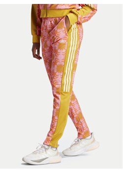 adidas Spodnie dresowe FARM Rio IQ4493 Różowy Regular Fit ze sklepu MODIVO w kategorii Spodnie damskie - zdjęcie 171454078