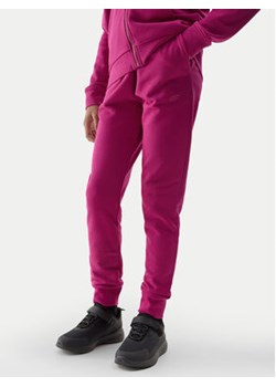 4F Spodnie dresowe 4FJWSS24TTROF587 Różowy Regular Fit ze sklepu MODIVO w kategorii Spodnie dziewczęce - zdjęcie 171454356
