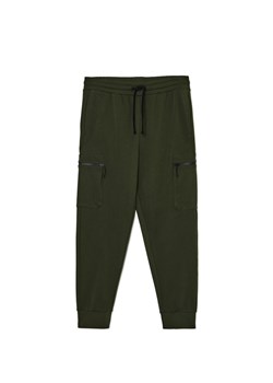 Cropp - Zielone spodnie dresowe typu cargo - zielony ze sklepu Cropp w kategorii Spodnie męskie - zdjęcie 171474316