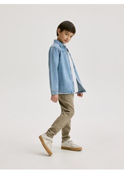 Reserved - Elastyczne spodnie regular - beżowy ze sklepu Reserved w kategorii Spodnie chłopięce - zdjęcie 171474515