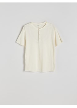 Reserved - Bawełniany t-shirt henley - złamana biel ze sklepu Reserved w kategorii T-shirty męskie - zdjęcie 171474528