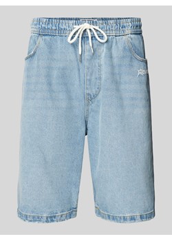 Szorty jeansowe z prostą nogawką i detalem z logo ze sklepu Peek&Cloppenburg  w kategorii Spodenki męskie - zdjęcie 171475109