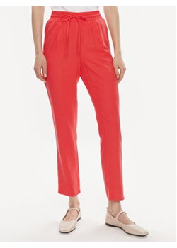 Vero Moda Spodnie materiałowe Jesmilo 10279691 Czerwony Regular Fit ze sklepu MODIVO w kategorii Spodnie damskie - zdjęcie 171495398