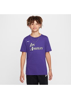 T-shirt dla dużych dzieci z logo Los Angeles Lakers City Edition Nike NBA - Fiolet ze sklepu Nike poland w kategorii T-shirty chłopięce - zdjęcie 171502378