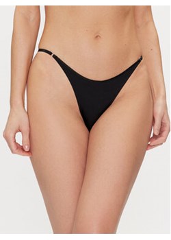 Calvin Klein Underwear Stringi 000QF7323E Czarny ze sklepu MODIVO w kategorii Majtki damskie - zdjęcie 171507436