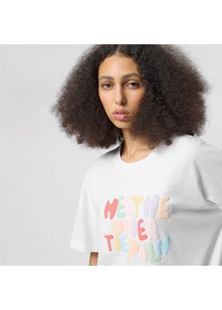 Damski t-shirt oversize z nadrukiem Outhorn OTHWSS24TTSHF1512 - biały ze sklepu Sportstylestory.com w kategorii Bluzki damskie - zdjęcie 171526128