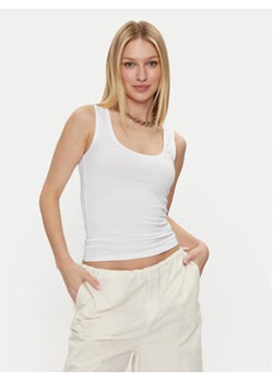Gina Tricot Top Basic 22931 Biały Slim Fit ze sklepu MODIVO w kategorii Bluzki damskie - zdjęcie 171529355