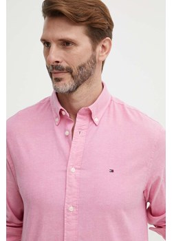 Tommy Hilfiger koszula męska kolor różowy regular z kołnierzykiem button-down MW0MW29968 ze sklepu ANSWEAR.com w kategorii Koszule męskie - zdjęcie 171535207