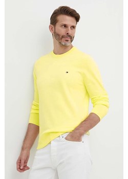 Tommy Hilfiger sweter męski kolor żółty lekki ze sklepu ANSWEAR.com w kategorii Swetry męskie - zdjęcie 171535257