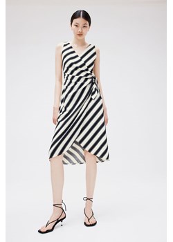H & M - Kopertowa sukienka o strukturalnej powierzchni - Czarny ze sklepu H&M w kategorii Sukienki - zdjęcie 171537308