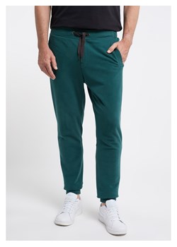 ELBSAND Spodnie dresowe &quot;Jesper&quot; w kolorze zielonym ze sklepu Limango Polska w kategorii Spodnie męskie - zdjęcie 171538965
