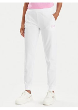 EA7 Emporio Armani Spodnie dresowe 8NTP85 TJTXZ 0100 Biały Regular Fit ze sklepu MODIVO w kategorii Spodnie damskie - zdjęcie 171540199