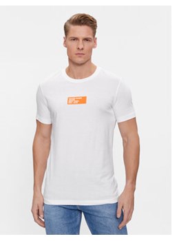 Calvin Klein Jeans T-Shirt Small Center Box J30J324027 Biały Regular Fit ze sklepu MODIVO w kategorii T-shirty męskie - zdjęcie 171540257