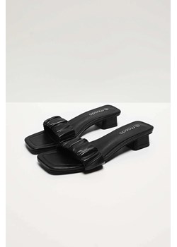 Czarne klapki ze skóry ekologicznej ze sklepu 5.10.15 w kategorii Klapki damskie - zdjęcie 171546218