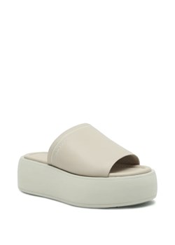 Calvin Klein Skórzane klapki FLATFORM SLIDE LTH ze sklepu Gomez Fashion Store w kategorii Klapki damskie - zdjęcie 171553498