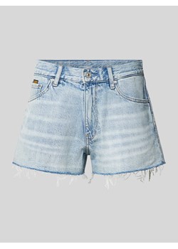 Szorty jeansowe z efektem znoszenia ze sklepu Peek&Cloppenburg  w kategorii Szorty - zdjęcie 171561219