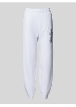 Spodnie dresowe o kroju regular fit z obszyciem kamieniami stras ze sklepu Peek&Cloppenburg  w kategorii Spodnie damskie - zdjęcie 171561248
