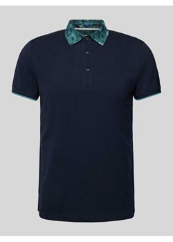 Koszulka polo o kroju slim fit z paskami w kontrastowym kolorze model ‘Coral’ ze sklepu Peek&Cloppenburg  w kategorii T-shirty męskie - zdjęcie 171561669