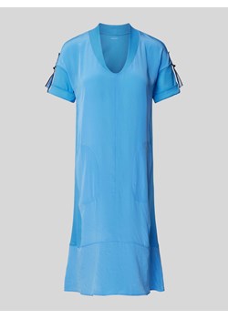 Sukienka o długości do kolan w jednolitym kolorze z dekoltem w serek ze sklepu Peek&Cloppenburg  w kategorii Sukienki - zdjęcie 171574117