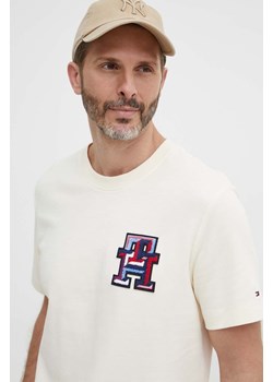 Tommy Hilfiger t-shirt bawełniany męski kolor beżowy z aplikacją MW0MW34423 ze sklepu ANSWEAR.com w kategorii T-shirty męskie - zdjęcie 171579588