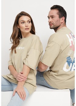 Beżowa Koszulka T-shirt z Ozdobnym Napisem z Elastycznej Bawełny Piselena ze sklepu Born2be Odzież w kategorii T-shirty męskie - zdjęcie 171585838