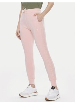 Guess Spodnie dresowe V2YB18 K7UW2 Różowy Regular Fit ze sklepu MODIVO w kategorii Spodnie damskie - zdjęcie 171586898