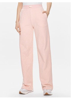 Guess Spodnie dresowe Logo V4RB13 KC2W0 Różowy Relaxed Fit ze sklepu MODIVO w kategorii Spodnie damskie - zdjęcie 171586929