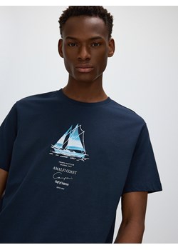 Reserved - T-shirt regular fit z nadrukiem - granatowy ze sklepu Reserved w kategorii T-shirty męskie - zdjęcie 171597205