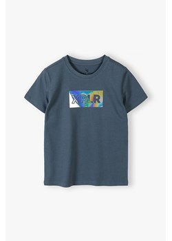 Bawełniany t-shirt dla chłopca z aplikacją z przodu ze sklepu 5.10.15 w kategorii T-shirty chłopięce - zdjęcie 171598097
