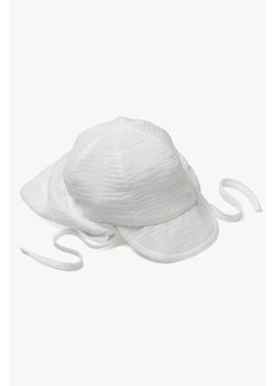 Biała tkaninowa czapka z daszkiem dla niemowlaka - 5.10.15. ze sklepu 5.10.15 w kategorii Czapki dziecięce - zdjęcie 171598125
