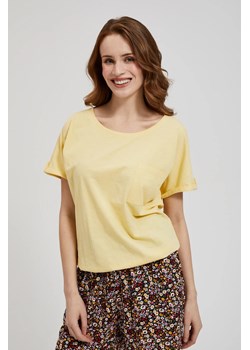 Bluzka z kieszonką i podwijanymi rękawami żółta ze sklepu Moodo.pl w kategorii Bluzki damskie - zdjęcie 171610739