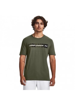 Męski t-shirt z nadrukiem Under Armour UA Camo Chest Stripe SS - zielony ze sklepu Sportstylestory.com w kategorii T-shirty męskie - zdjęcie 171611267