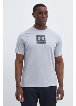 Under Armour t-shirt treningowy kolor szary z nadrukiem 1380785 ze sklepu ANSWEAR.com w kategorii T-shirty męskie - zdjęcie 171694098