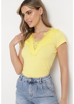 Żółty Bawełniany T-shirt Koszulka z Krótkim Rękawem z Koronką przy Rękawach i Dekolcie Fiadella ze sklepu Born2be Odzież w kategorii Bluzki damskie - zdjęcie 171698495