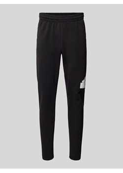 Spodnie dresowe z detalem z logo ze sklepu Peek&Cloppenburg  w kategorii Spodnie męskie - zdjęcie 171702825