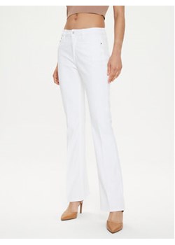 Guess Jeansy W4GA0L D4MW4 Biały Regular Fit ze sklepu MODIVO w kategorii Jeansy damskie - zdjęcie 171707297