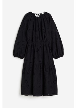 H & M - Sukienka z haftem angielskim i wiązaniem - Czarny ze sklepu H&M w kategorii Sukienki - zdjęcie 171715959